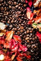 l'immagine di sfondo è composta da chicchi di caffè decorati con fiori. concetto di sfondo per la caffetteria foto