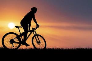 sagome di mountain bike e ciclisti la sera felici. concetto di viaggio e fitness. silhouette di ciclisti in tournée la sera concetto di cicloturismo foto