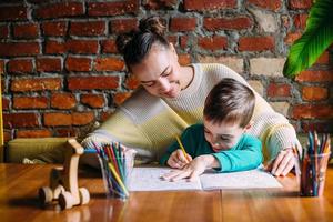 bambino e adulto stanno disegnando un libro da colorare. foto