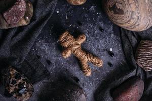 bambola voodoo tessuta di filo sul tavolo della strega. foto