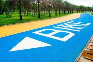 strada per il ciclismo bellissima nei parchi della thailandia. concetto di ciclismo sicuro foto