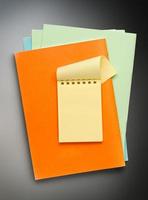 aprire il blocco note giallo su carta colorata