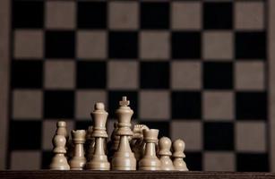 scacchiera con pezzi degli scacchi. scacchi su sfondo scuro. concetto di successo aziendale. strategia. scacco matto. foto