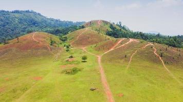 la montagna di erba, provincia di Ranong, in Thailandia è insolitamente bella come attrazione turistica. concetto di turismo thailandese foto