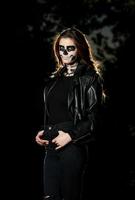ritratto di donna vampiro di halloween su sfondo notte spaventosa. vampiro trucco fashion art design. ragazza modello in costume di halloween e trucco. foto