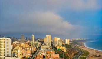 costa di lima in perù sull'oceano pacifico foto