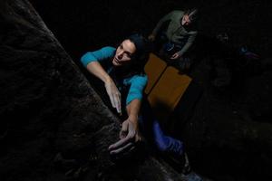 due ragazze si esercitano nel boulder la sera foto