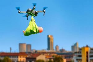 la cicogna moderna è diventata un drone e gestisce un bambino in città foto