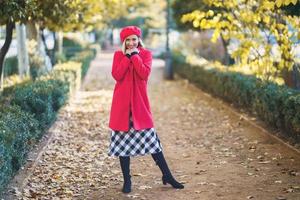 donna alla moda nel parco autunnale foto