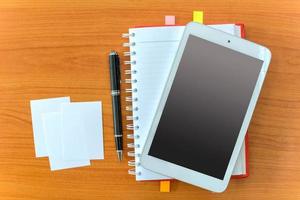 tablet e notebook sul tavolo di legno