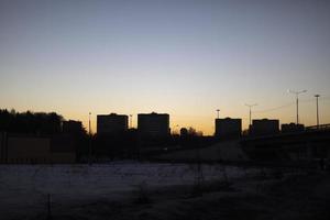 paesaggio urbano al tramonto. sagoma della città. ombre delle case. foto