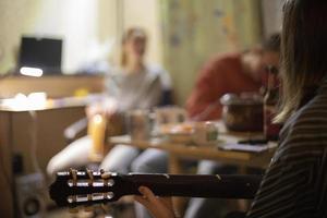 suonare la chitarra. manico della chitarra acustica. strumento acustico. foto