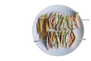 scatto isolato di un club sandwich e patatine fritte - perfetto per un blog di cibo o per l'utilizzo di menu foto