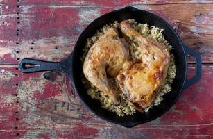 pollo al forno su riso selvatico su piastra in ghisa foto