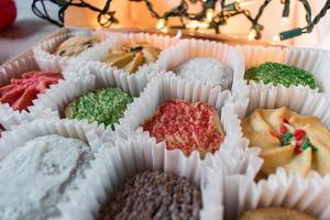 assortimento di biscotti di natale in un ambiente festivo foto