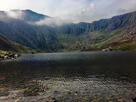 una vista della campagna del Galles a Snowdonia vicino al lago ogwen foto