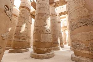 colonne nella sala ipostila del tempio di karnak, luxor, egitto foto