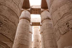 colonne nella sala ipostila del tempio di karnak, luxor, egitto foto