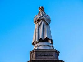 hdr monumento leonardo da vinci a milano foto