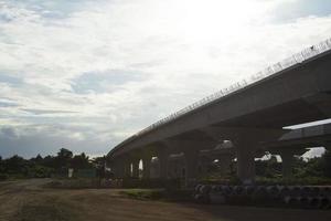 costruzione e getto di colonne in calcestruzzo per sostenere il peso del ponte della superstrada - in costruzione per sostenere la struttura del ponte controllata dagli ingegneri civili per ridurre gli spostamenti foto