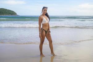 giovane bella donna in bikini godendo e rilassarsi sulla spiaggia, estate, vacanze, vacanze, concetto di stili di vita. foto