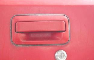 portiera della macchina - serratura - vecchia macchina rossa classica che è in riparazione. foto