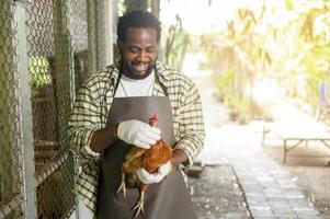 ritratto di uomo africano sorridente agronomo sta lavorando nella sua fattoria foto