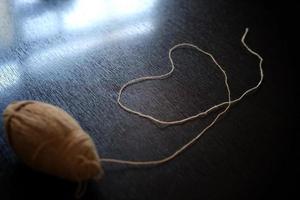 cuore di gomitolo di lana per innamorato. concetto San Valentino, matrimonio foto