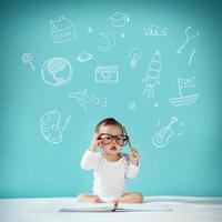 bambino asiatico con la sua immaginazione sulla scienza e l'avventura spaziale, disegnato a mano su sfondo verde, educazione torna a scuola e concetto futuro foto