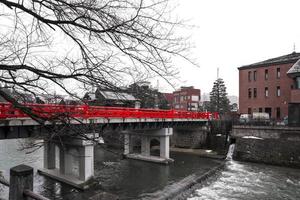 ponte rosso nella piccola kyoto in un po' di neve e pioggia caduta. foto