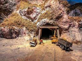 mini modelli minatore davanti alla grotta per l'estrazione mineraria. foto