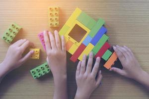 bambini che giocano a pezzi blocchi di costruzione creativi in plastica foto