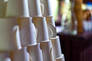 carta di caffè caldo o tazze di bevande impilate nella riga e una colonna decora il caffè e pronto per l'uso. foto