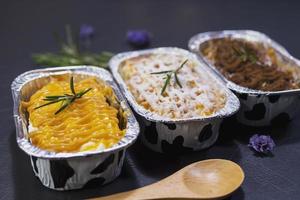 tazza di torta banoffee - concetto di sfondo da forno fatto in casa tazza di torta banoffee - concetto di sfondo da forno fatto in casa foto