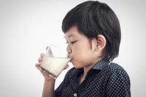 foto in stile vintage di un ragazzo asiatico sta bevendo un bicchiere di latte