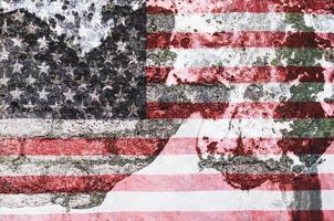 Sovrapposizione della bandiera degli Stati Uniti sulla vecchia struttura del muro di mattoni e cemento per l'uso in background foto