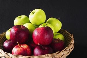 mela fresca e colorata con goccia d'acqua sulla pelle su sfondo grigio - concetto di sfondo di frutta fresca pulita foto