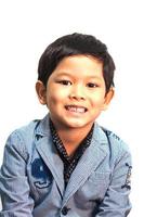 asiatico 6 anni ragazzo esprime felice sorridente isolato su sfondo bianco foto