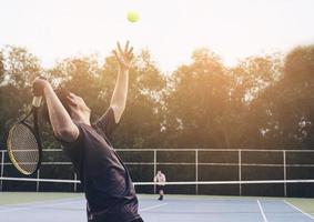 partita di tennis che un giocatore di servizio foto