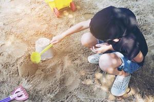 ragazzo nel parco giochi di sabbia foto