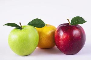 mela rossa fresca su sfondo verde morbido - concetto di sfondo di frutta fresca