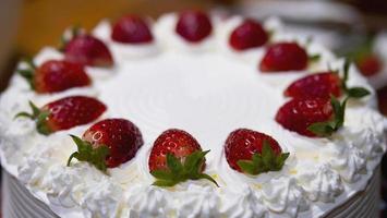 torta alla crema di fragole - concetto di panetteria fatta in casa foto