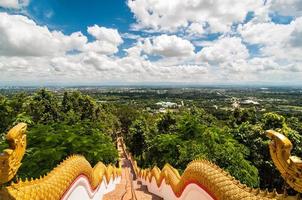 chiang mai paesaggio della città con la scala del tempio di wat phra that doi kham e il cielo potente foto