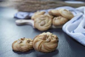 biscotti da forno su sfondo blu tabella foto