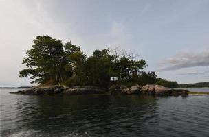 sguardo panoramico su un'isola rocciosa nel Maine foto