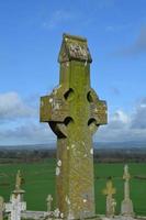 croci di pietra al di fuori della roccia di cashel foto