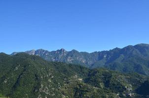 cieli azzurri sulle dolci colline della costiera amalfitana foto