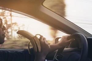 signora che mangia banana mentre guida l'auto pericolosamente foto