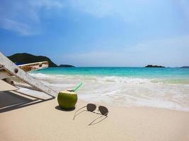 relax sedia a sdraio con cocco fresco sulla spiaggia di sabbia pulita con mare blu e cielo limpido - mare natura sfondo relax concetto foto