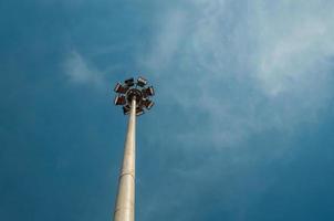 faretto torre con sfondo azzurro del cielo foto